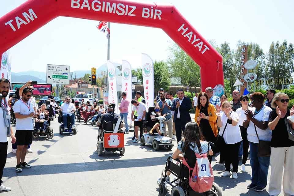 Bal&ccedil;ova Belediyesi Engelliler Haftasında, tekerlekli sandalye kullananlara ve hayatın engellerine