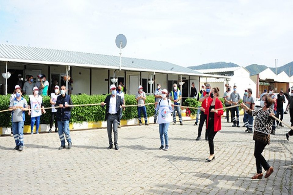 Bal&ccedil;ova Belediyesi personeli 1 Mayıs Emek ve Dayanışma Bayramını kutladı.