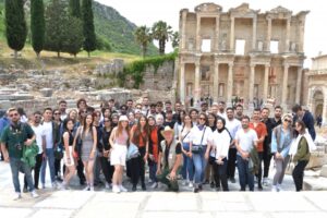 Anadolu&rsquo;nun farklı illerinden gelerek Bal&ccedil;ova&rsquo;da eğitim g&ouml;ren &uuml;niversite &ouml;ğrencileri, 19