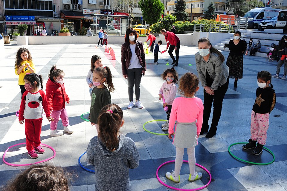 T&uuml;m T&uuml;rkiye&rsquo;de yasaklar illerin koronavir&uuml;s sayılarına g&ouml;re yeniden belirlenirken &ccedil;ocukların