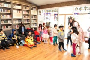 Bal&ccedil;ova Belediyesi, K&uuml;t&uuml;phane Haftası nedeniyle&nbsp;&ccedil;ocukların kitapları sevmesi, araştırma ve &ouml;ğrenmeye