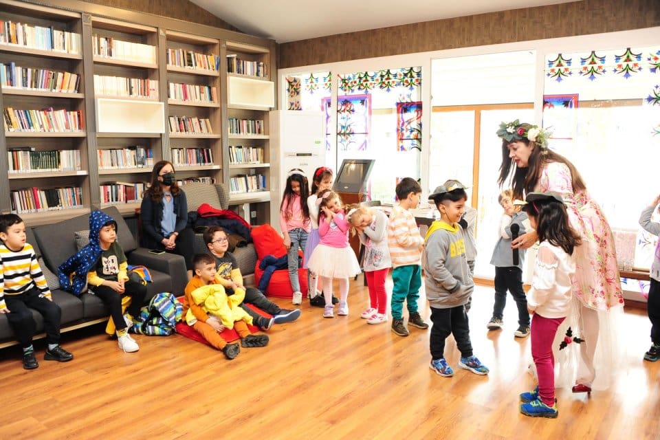Bal&ccedil;ova Belediyesi, K&uuml;t&uuml;phane Haftası nedeniyle&nbsp;&ccedil;ocukların kitapları sevmesi, araştırma ve &ouml;ğrenmeye