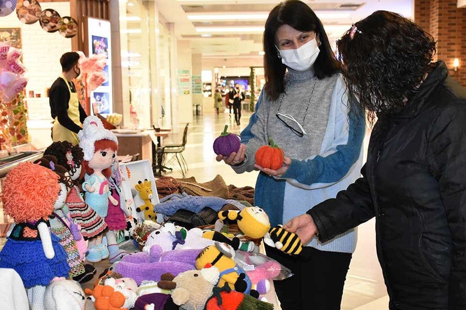 Bal&ccedil;ova Belediyesi Semtevleri&rsquo;nde kurs g&ouml;ren ev kadınları, yıl boyunca &uuml;reterek
