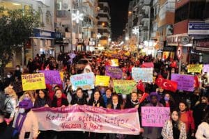 İzmir Bal&ccedil;ova&rsquo;da Kadınlar, 8 Mart D&uuml;nya Kadınlar g&uuml;n&uuml;nde gece y&uuml;r&uuml;y&uuml;ş&uuml;