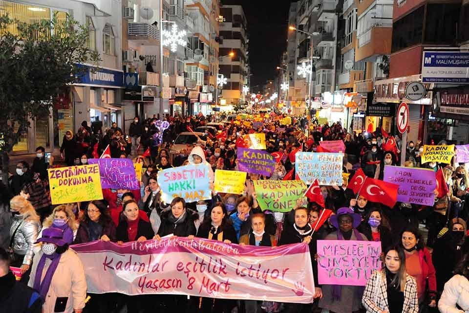 İzmir Bal&ccedil;ova&rsquo;da Kadınlar, 8 Mart D&uuml;nya Kadınlar g&uuml;n&uuml;nde gece y&uuml;r&uuml;y&uuml;ş&uuml;