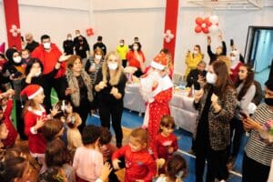 Bal&ccedil;ova Belediyesi&rsquo;nin &uuml;cretsiz spor okullarında kurslara katılan &ccedil;ocuklar d&uuml;zenlenen yeni