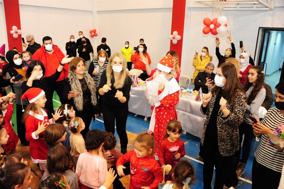 Bal&ccedil;ova Belediyesi&rsquo;nin &uuml;cretsiz spor okullarında kurslara katılan &ccedil;ocuklar d&uuml;zenlenen yeni