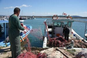 İzmir'in Karaburun il&ccedil;esinde, &ccedil;er&ccedil;eveli trol olarak bilinen algarna y&ouml;ntemiyle yasak