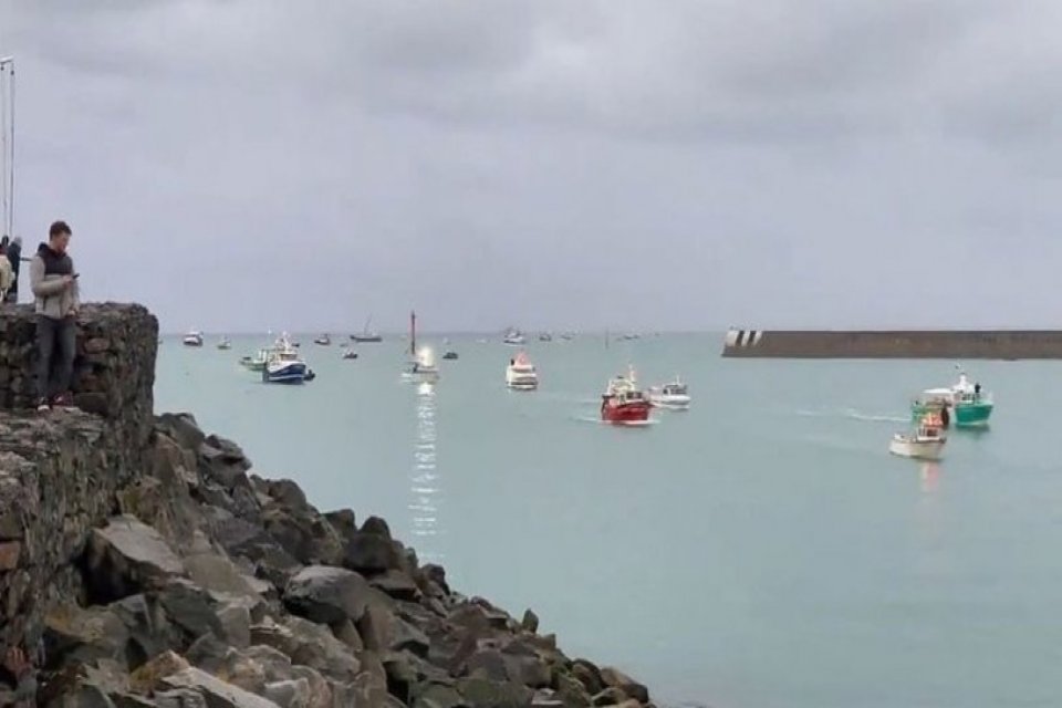 İngiltere ve Fransa arasında devam eden balık&ccedil;ılık krizi b&uuml;y&uuml;yor. İngiltere,