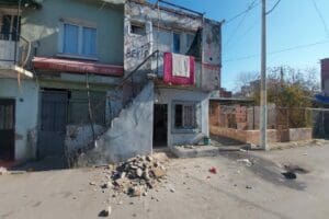 İzmir'in Konak il&ccedil;esinde, iki katlı evinin &uuml;st katında oturduğu balkonun