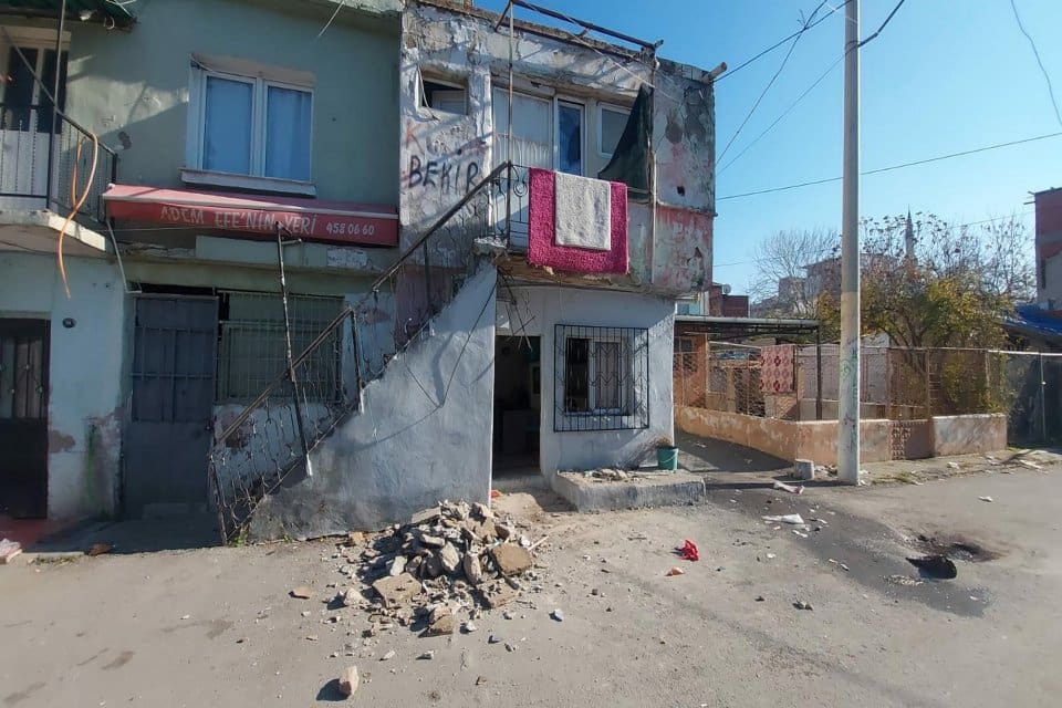 İzmir'in Konak il&ccedil;esinde, iki katlı evinin &uuml;st katında oturduğu balkonun