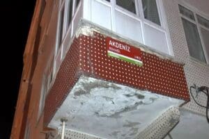G&uuml;ng&ouml;ren'de 23 yaşındaki Aliye H. 3. kattaki evlerinin balkonundan toprak