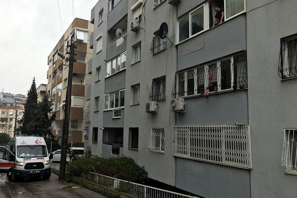 İzmir'in Karabağlar ilçesinde, ikinci kattaki evinin balkonundan apartman boşluğuna düşen