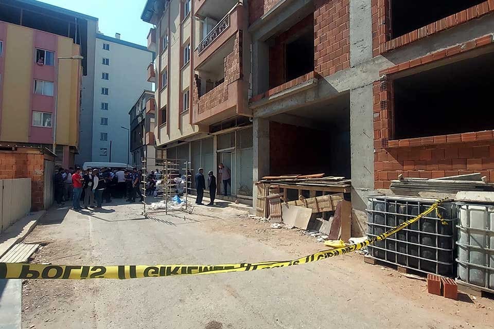 İzmir'in Buca il&ccedil;esinde, &ccedil;alıştığı 4 katlı binanın birinci katındaki balkondan