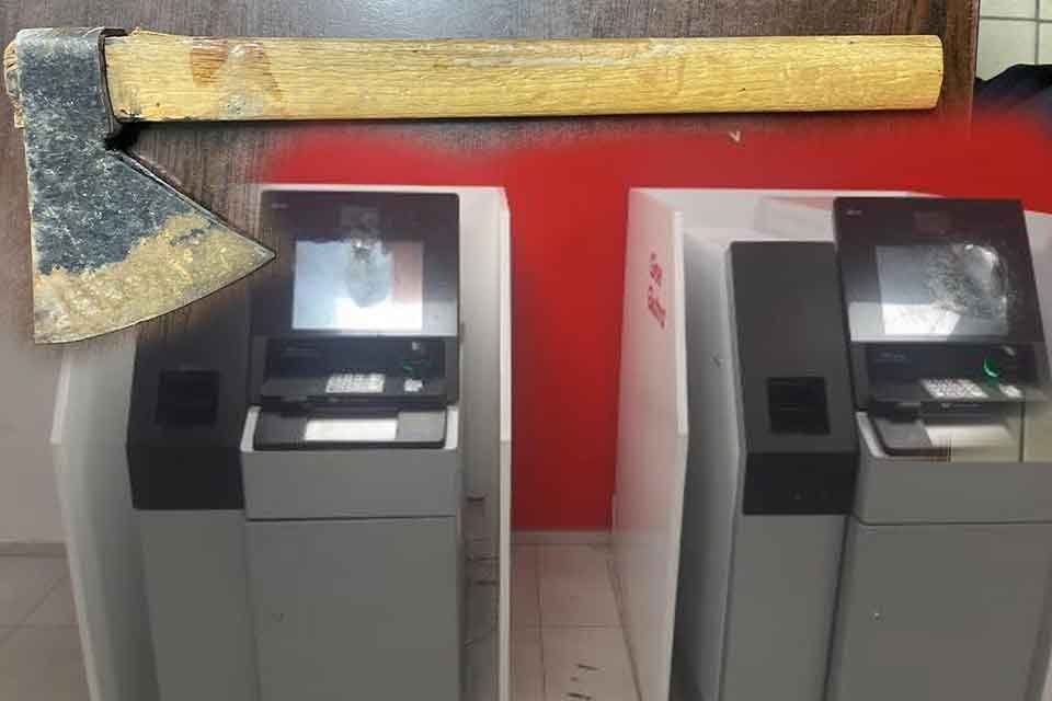 MANİSA'nın Turgutlu il&ccedil;esinde, elindeki baltayla 2 bankanın otomatik para &ccedil;ekme