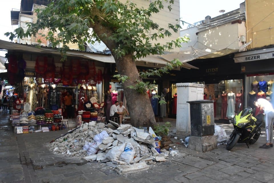 İzmir'in Konak il&ccedil;esi, tarihi Kemeraltı &Ccedil;arşısı i&ccedil;erisinde yer alan ve