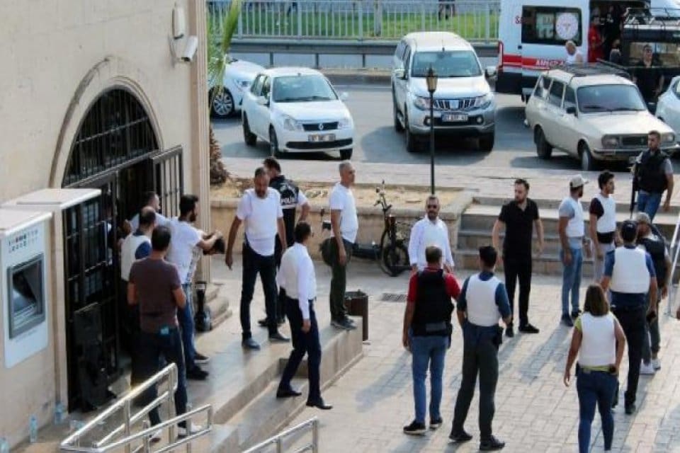 Antalya'nın Kepez il&ccedil;esinde etkisiz hale getirdiği banka g&uuml;venlik g&ouml;revlisinin tabancasını