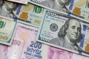 Bankaların d&ouml;viz işlemlerinde alış-satış makası bug&uuml;n de a&ccedil;ılmaya devam etti.