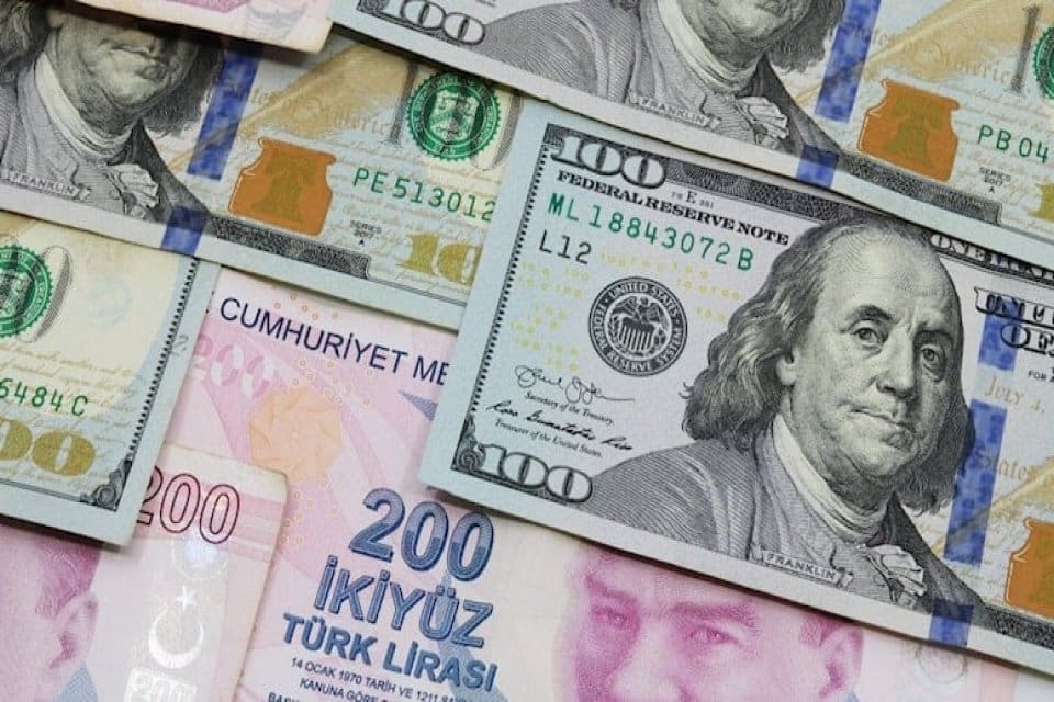Bankaların d&ouml;viz işlemlerinde alış-satış makası bug&uuml;n de a&ccedil;ılmaya devam etti.
