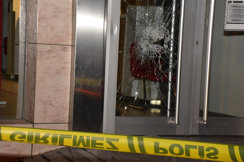 İzmir'in Buca ilçesinde, kimliği henüz belirlenemeyen kişi veya kişiler, bir