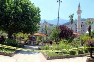 Manisa'nın Şehzadeler il&ccedil;esinde, caminin bah&ccedil;esindeki bankta poğa&ccedil;a yerken kimliği belirsiz