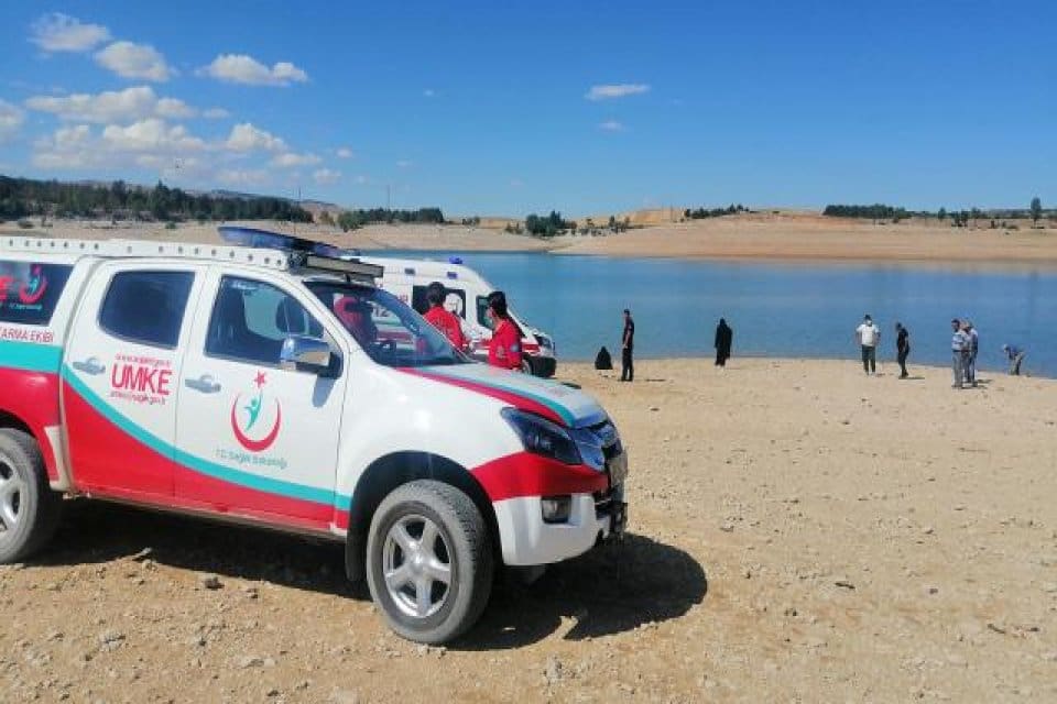Kayseri'de serinlemek i&ccedil;in i&ccedil;in Sarımsaklı Barajı'na giren 3 kişi kayboldu.