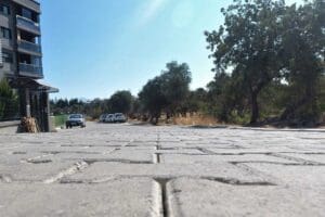 Menderes Belediyesi tarafından Barbaros Mahallesi&rsquo;nde kilit parke &ccedil;alışmaları ger&ccedil;ekleştirilerek, yollar