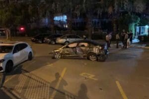 İZMİR&rsquo;in Konak il&ccedil;esinde, s&uuml;r&uuml;c&uuml;s&uuml;n&uuml;n kontrol&uuml;nden &ccedil;ıkan otomobil, demir bariyerlere &ccedil;arptıktan