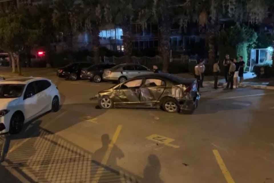 İZMİR&rsquo;in Konak il&ccedil;esinde, s&uuml;r&uuml;c&uuml;s&uuml;n&uuml;n kontrol&uuml;nden &ccedil;ıkan otomobil, demir bariyerlere &ccedil;arptıktan