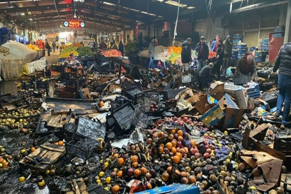 Bartın'da, kapalı pazarda 3 kişiye ait tezgahlar, yanarak kullanılamaz hale