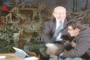 Yayın sırasında g&ouml;rev yapan basın emek&ccedil;isi Ahmet Demir'e tokat atan