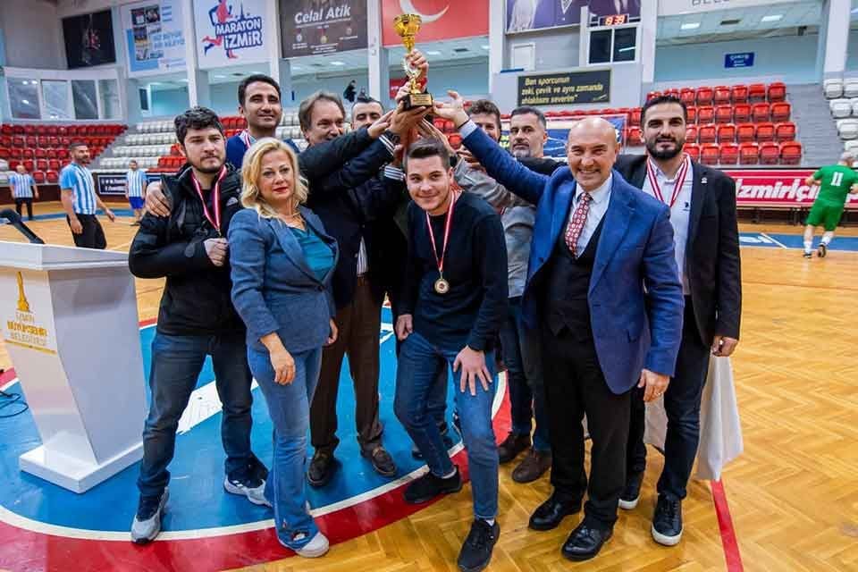 İzmir B&uuml;y&uuml;kşehir Belediye Başkanı Tun&ccedil; Soyer, İzmir Gazeteciler Cemiyeti&rsquo;nin d&uuml;zenlediği