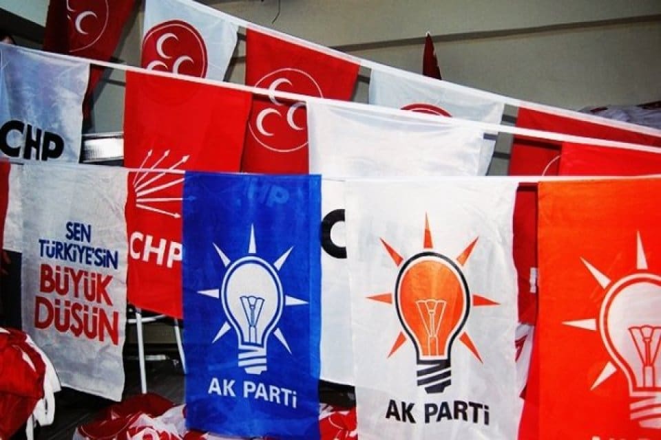 41 yıl &ouml;ğretmenlik yapan &Ouml;mer Arslan, kendisine yakın bulduğu siyasi