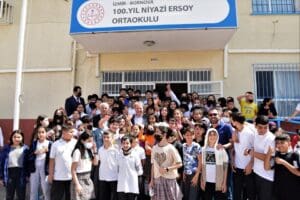 Mahalle gezileri ile vatandaşların isteklerini dinleyen Bornova Belediye Başkanı Dr.
