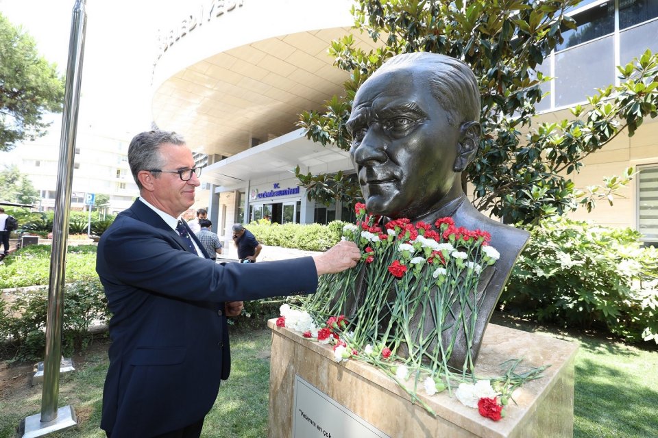 Gaziemir Belediye Başkanı Halil Arda’nın ilçeye kazandırdığı Atatürk büstü, düzenlenen