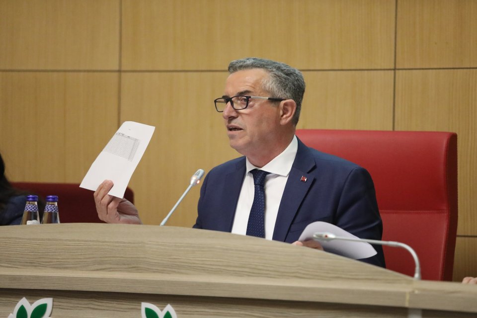 Salgın nedeniyle d&uuml;kk&acirc;nları kapalı olan esnafa destek kararının alındığı Gaziemir