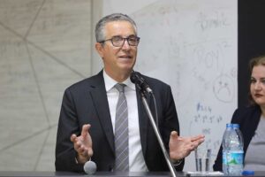 Gaziemir Belediye Başkanı Halil Arda, Elçin Tün Okulları’nın kariyer günlerinde