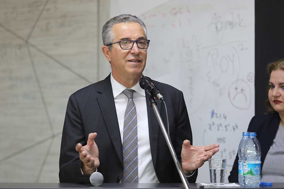 Gaziemir Belediye Başkanı Halil Arda, El&ccedil;in T&uuml;n Okulları&rsquo;nın kariyer g&uuml;nlerinde