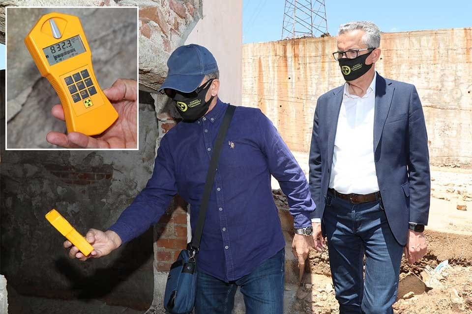 İzmir&rsquo;in &Ccedil;ernobil&rsquo;i olarak anılan Gaziemir Emrez Mahallesi&rsquo;ndeki arazide radyasyon cihazı