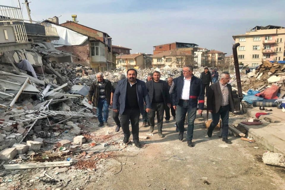 Gaziemir Belediye Başkanı Halil Arda, depremde ağır hasar alan ve