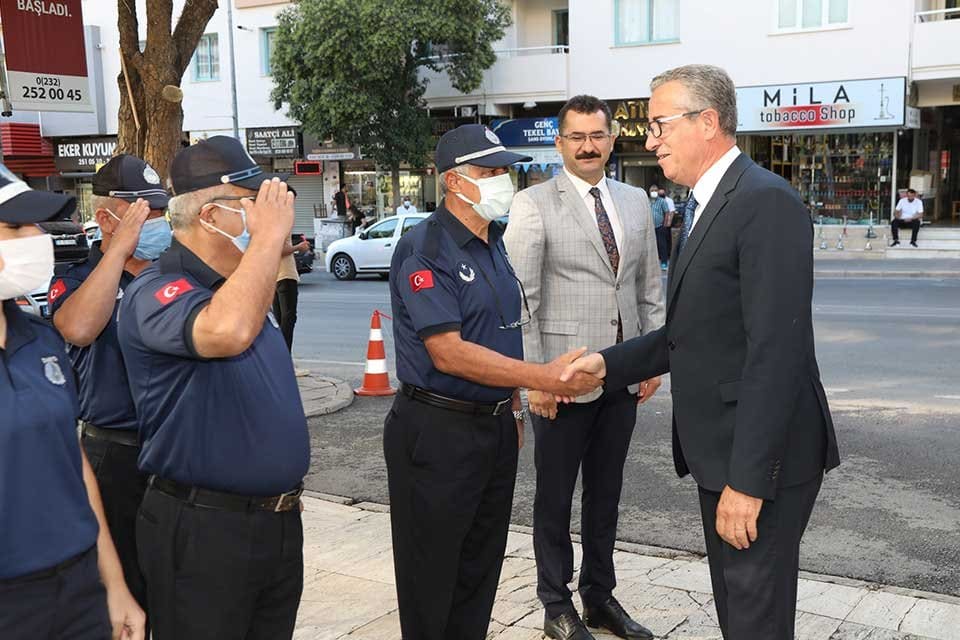 Gaziemir Belediyesi zabıtasıyla birlikte Zabıta Haftasını kutlayan Belediye Başkanı Halil