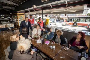 Konak&rsquo;ta esnaf ziyaretlerine devam eden Konak Belediye Başkanı Abd&uuml;l Batur,