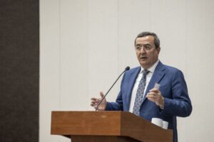 Kıyı Ege Belediyeler Birliği eğitim seminerinde konuşan Birlik Başkanı ve