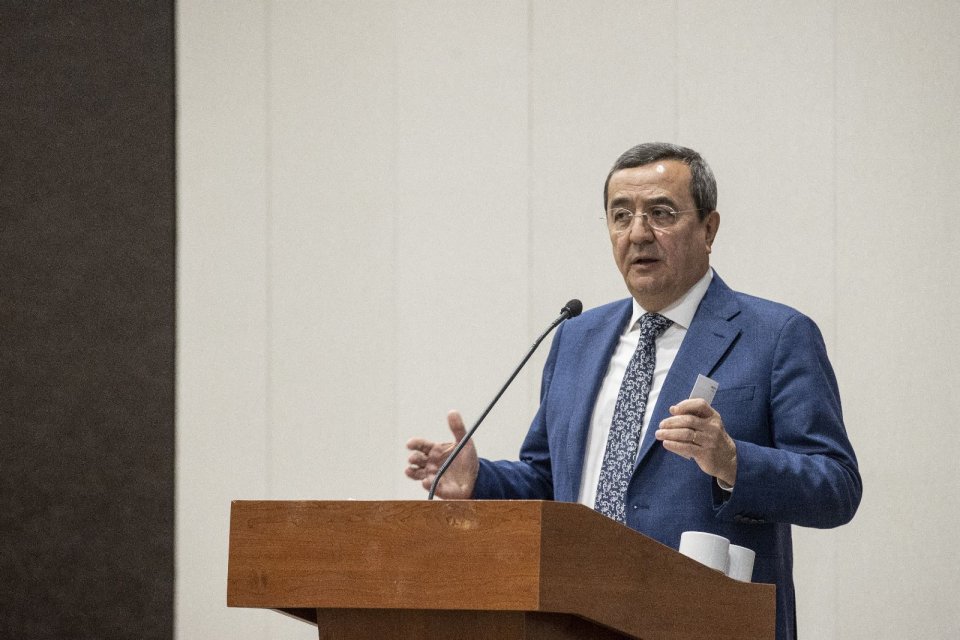 Kıyı Ege Belediyeler Birliği eğitim seminerinde konuşan Birlik Başkanı ve