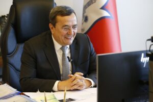 Konak Belediye Başkanı Abdül Batur, belediyelerin içinde bulunduğu mali sorunlarına