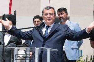 Konak Belediye Başkanı Abd&uuml;l Batur, personelle bayramlaşma programına belediye şantiyelerinden