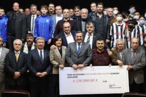 Konak Belediye Başkanı Abd&uuml;l Batur, amat&ouml;r spor kul&uuml;plerine verdiği desteği