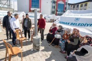 Konak Belediyesi&rsquo;nin Kahramanmaraş&rsquo;taki &ccedil;adır kentinde &ccedil;ocuklarla ve depremzede vatandaşlarla bir