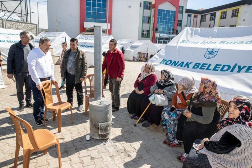 Konak Belediyesi&rsquo;nin Kahramanmaraş&rsquo;taki &ccedil;adır kentinde &ccedil;ocuklarla ve depremzede vatandaşlarla bir