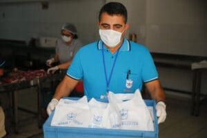 Konak Belediye Başkanı Abd&uuml;l Batur, iki yıldır başarıyla y&uuml;r&uuml;tt&uuml;kleri &ldquo;Askıda